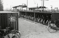 169249 Gezicht op de overdekte rijwielstalling bij het N.S.-station Rosmalen te Rosmalen.